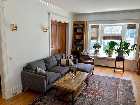 Living room w/ bay window