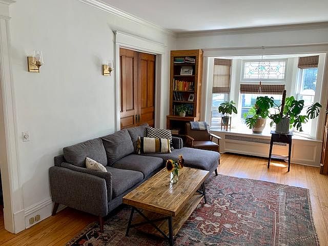 Living room w/ bay window