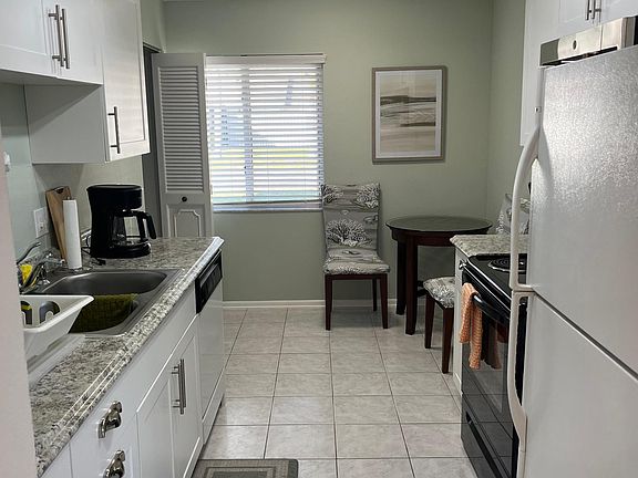 4th image of 501 Pinebrook Cres #1