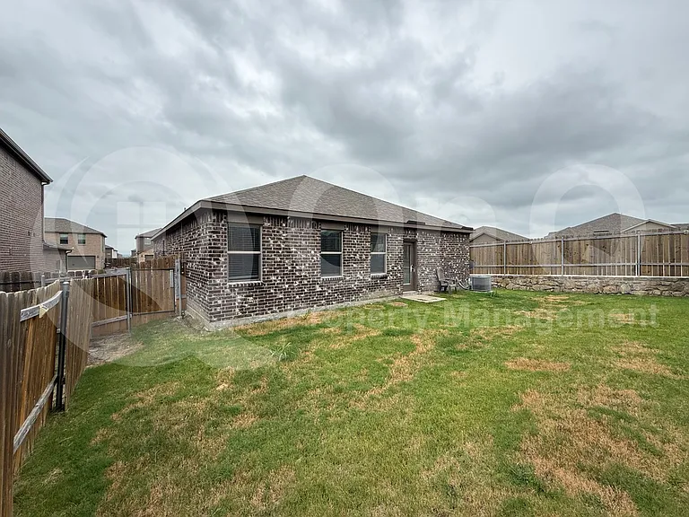 304 Tranquil Ln — Photo 3
