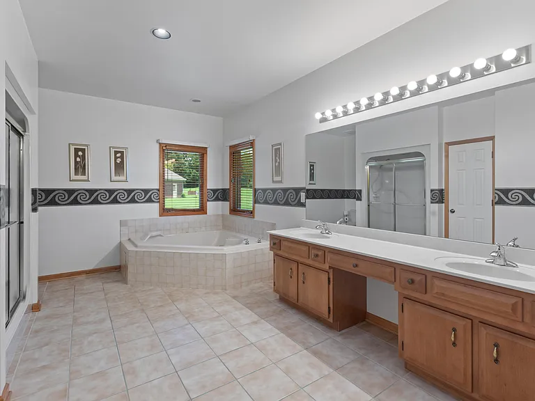 1221 Hawthorne Ln — Photo 14