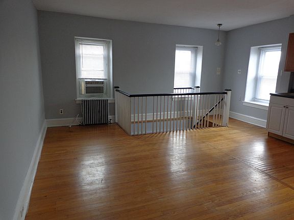 3rd image of 219 Green Ln APT 3