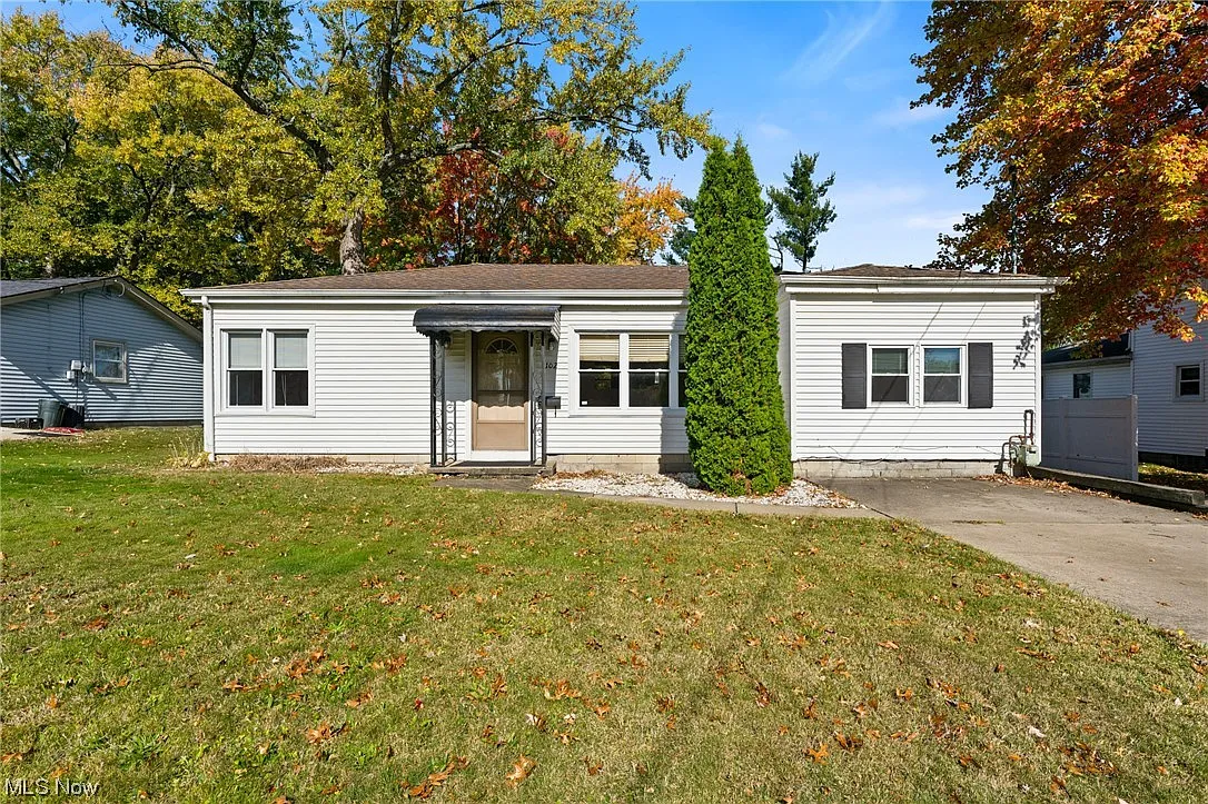102 Woodview Ave photo 1