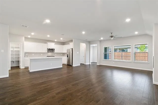 4 bed, 2167 sqft, $2,250 — Photo 3