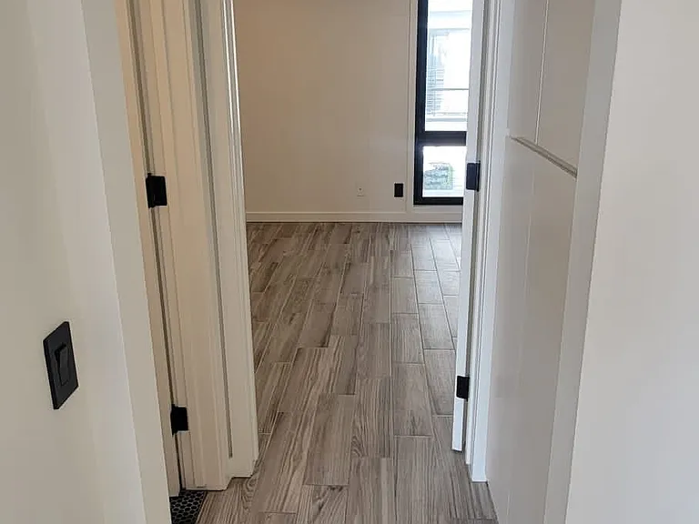 300 Bay St — Photo 13