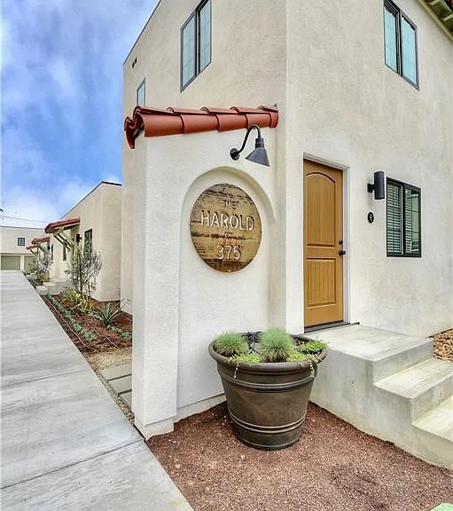 375 Termino Ave #C — Photo 16