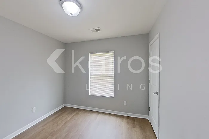 1010 E Macree Ter — Photo 9