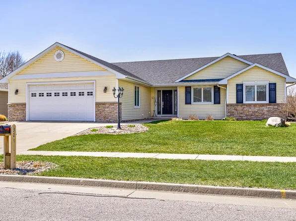 321 Summit Dr, Story City, IA 50248