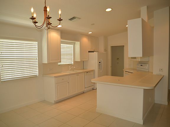 3rd image of 10877 SW Elsinore Dr #1