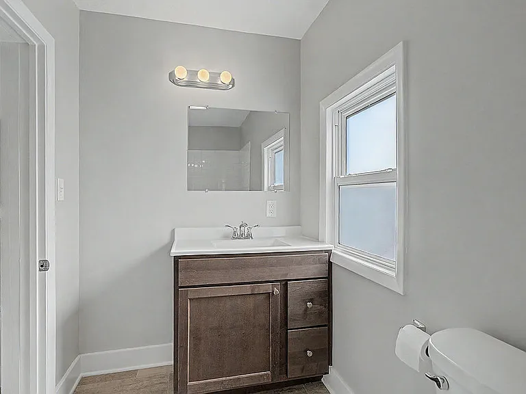 Upstairs full bathroom