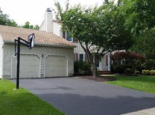 12 Nancy St, Kendall Park, NJ 08824