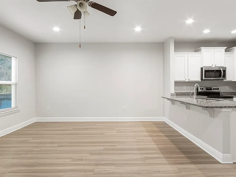1881 Pointe Dr — Photo 8
