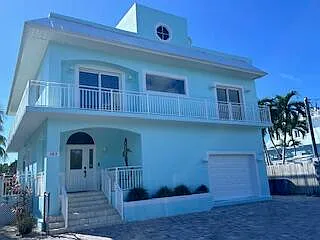 4 bed, 3.0 bath, 2581 sqft, $7,500 — Photo 2