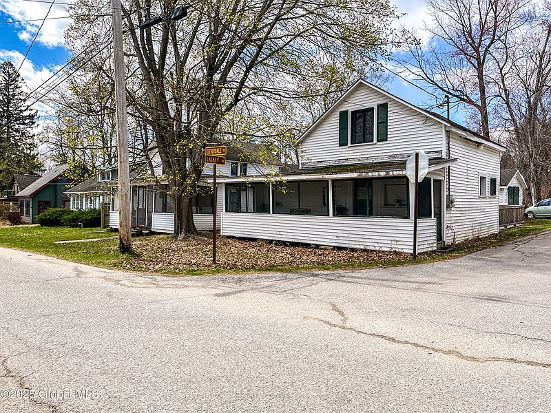 3rd image of 311 Cleverdale Road