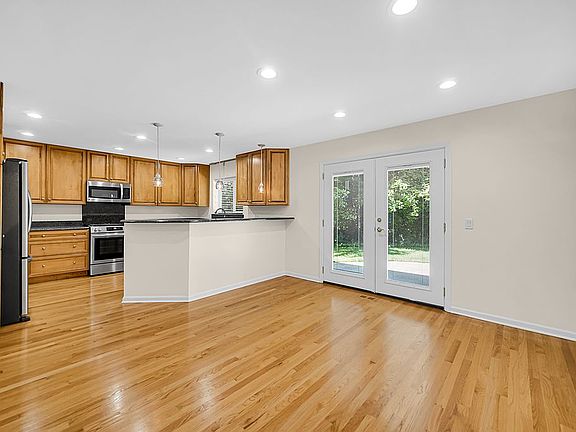 4th image of 356 Windsor Ln