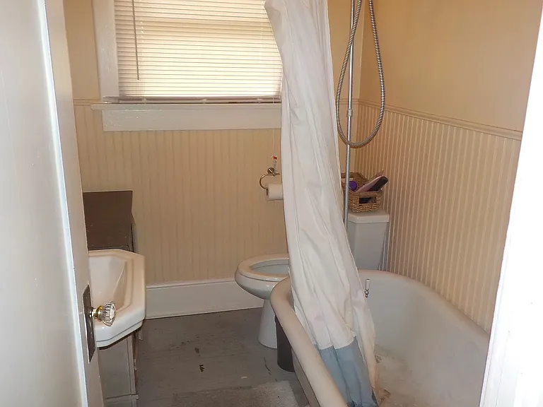 728 E 4th St #1 — Photo 3
