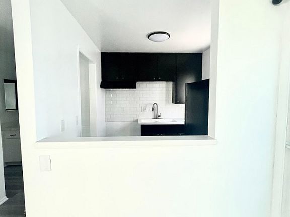 5th image of 15 Ozone Ave #1