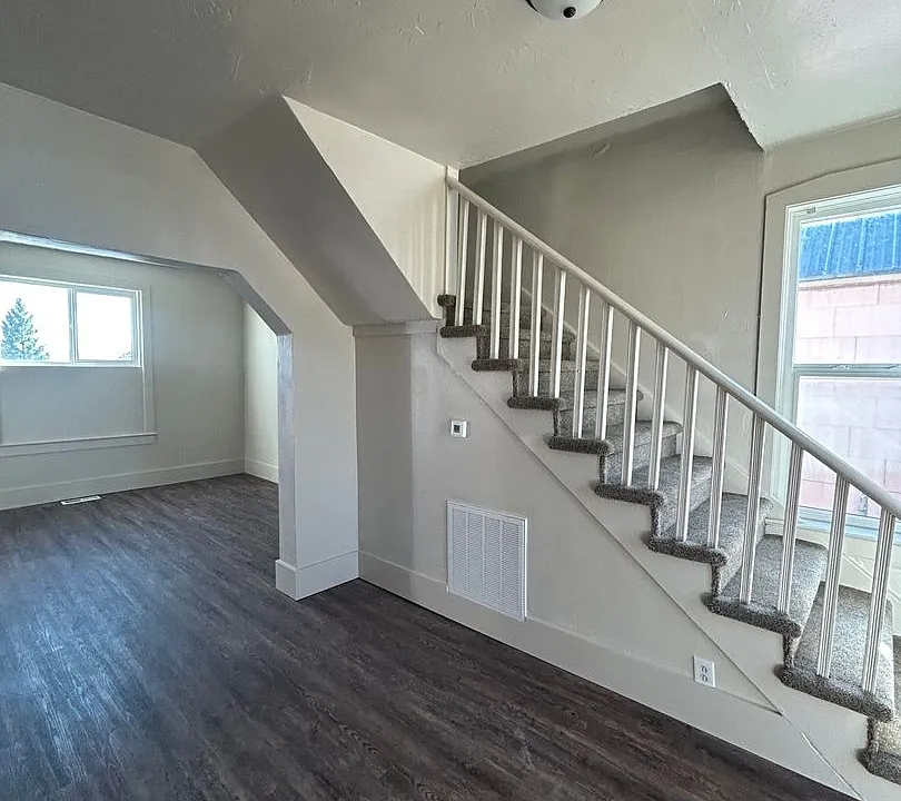 433 W Iron St