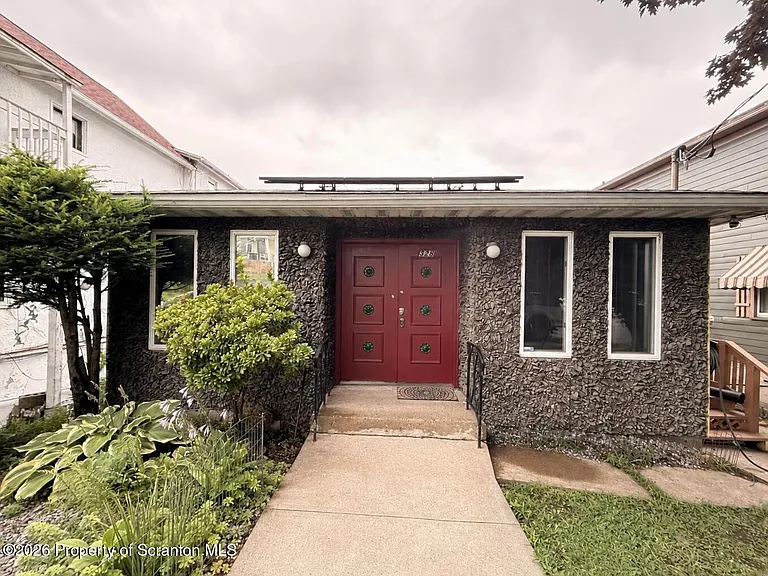 328 Crown Ave — Photo 1