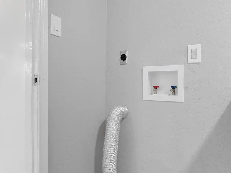 593 Myra St — Photo 21