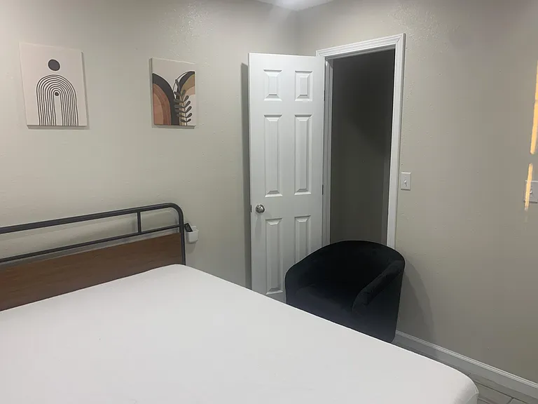 This room has an extra flex space that
A small