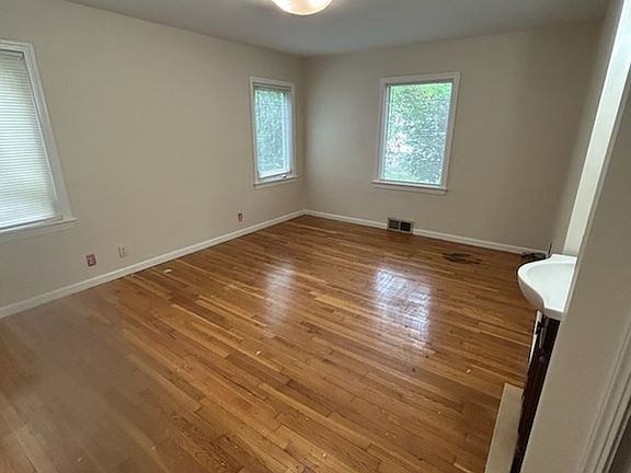 5th image of 2556 Elmhurst Dr