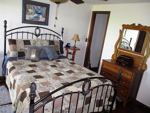 master w/walk in closet 