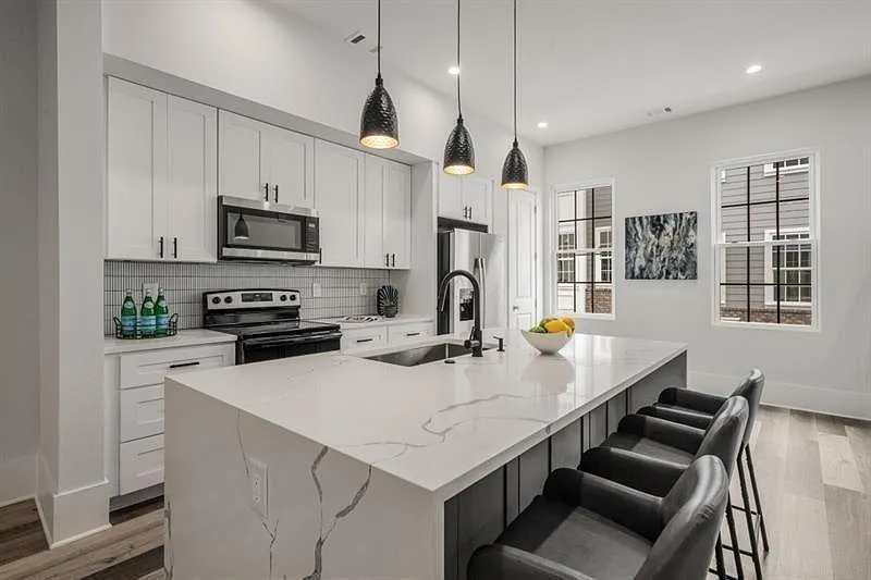 4 bed, 3.5 bath, 2200 sqft, $2,999 — Photo 3