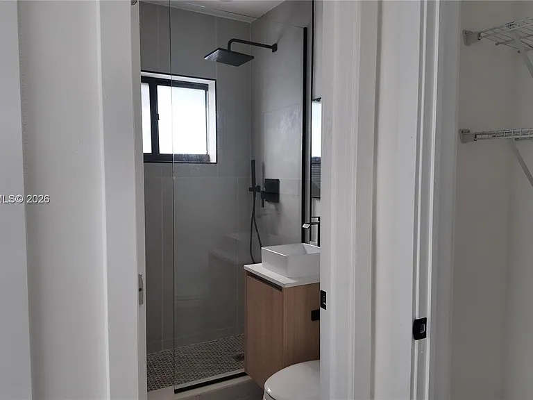 550 SW 10th St #7 — Photo 9