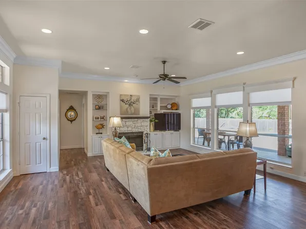 6421 Westover Dr, Granbury, TX 76049