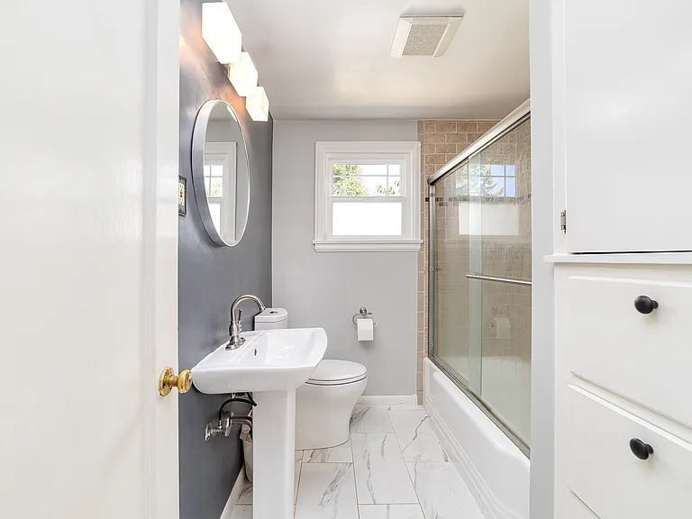 Full Bathroom on Main Floor