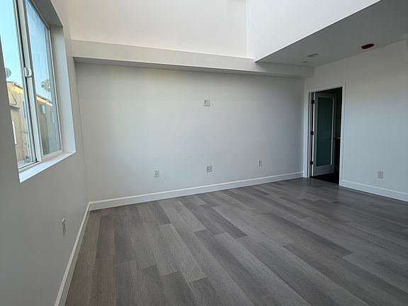 3rd image of 4557 Rosewood Ave #7