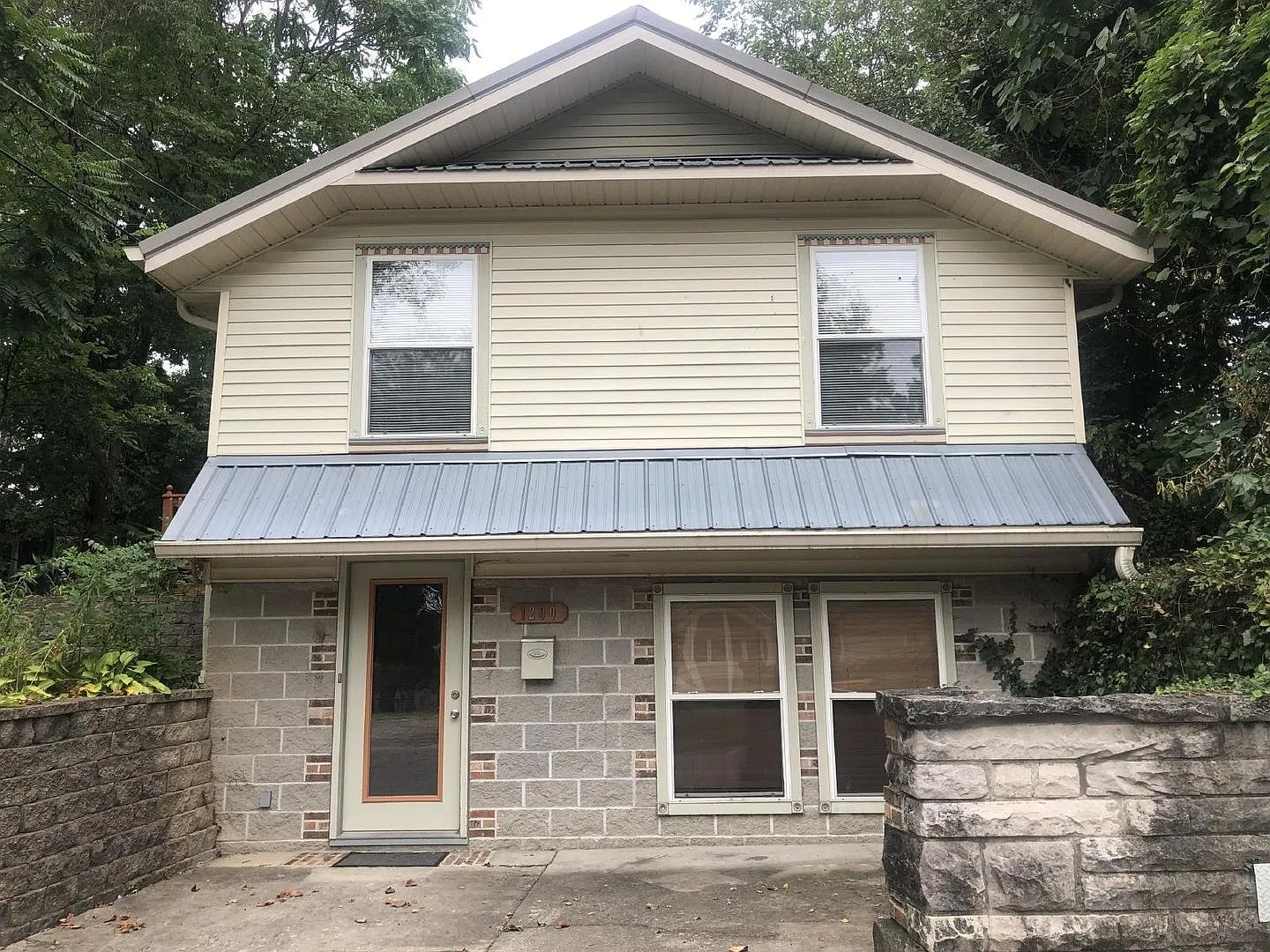 3 Bedroom/2 Bath House Close to Stadium! — Photo 2
