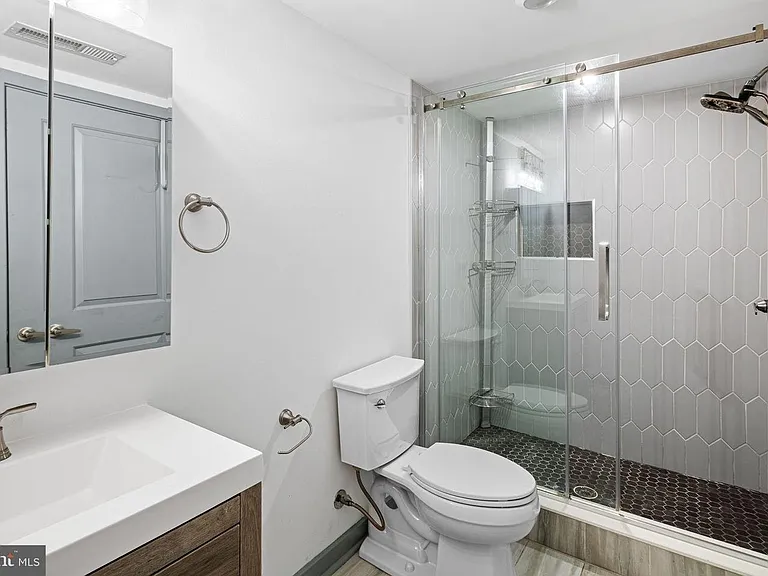 411 W Berks St #1 — Photo 6