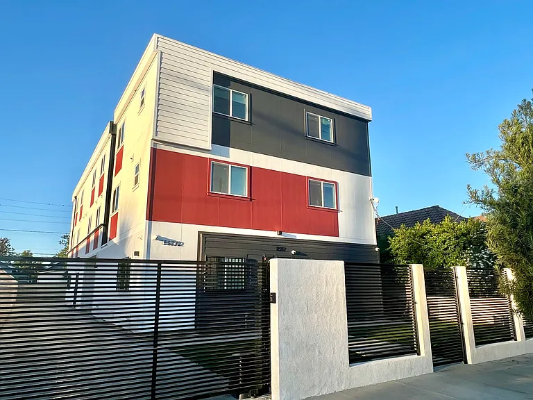 1587 West 35th Street — Photo 31