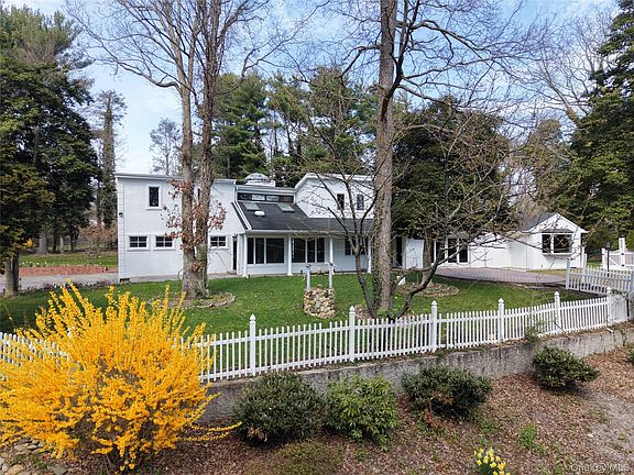 4th image of 549 Woodbury Road