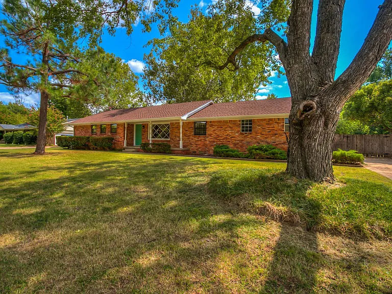 908 Birch Dr — Photo 1