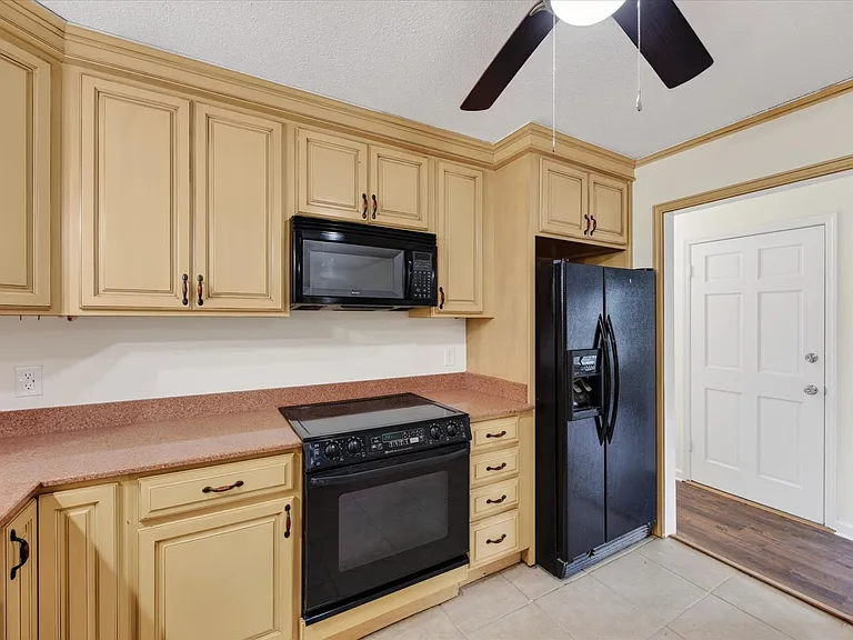 607 Granger Ln — Photo 17