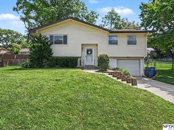 601 Chestnut Dr, Gretna, NE 68028