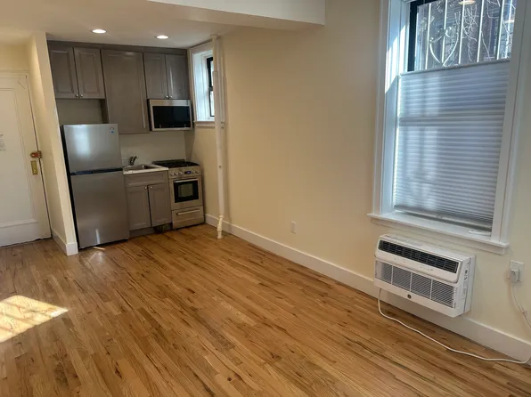 752 Greenwich Street image 2 of 12