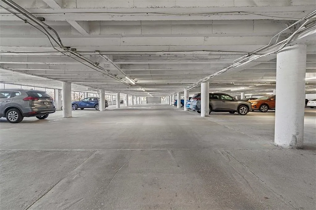 2 bed, 987 sqft, $1,900 — Photo 3