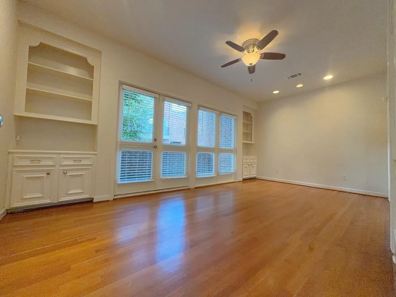 3 bed, 2.5 bath, 3088 sqft, $3,200 — Photo 3