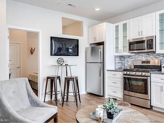 3rd image of 2529 Frankford Ave Floor 1