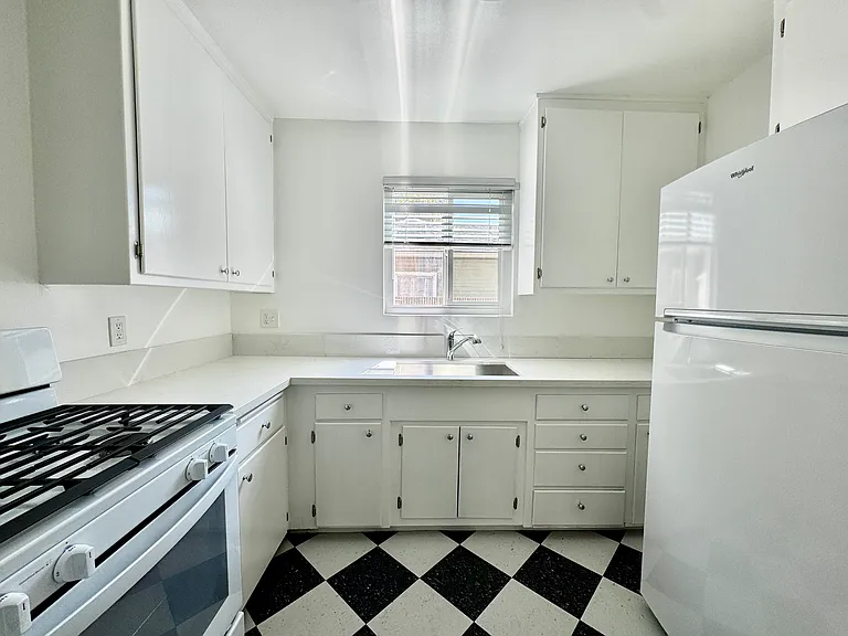 934 N Gardner St #6 — Photo 8