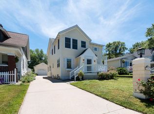582 Crescent Dr, Holland, MI