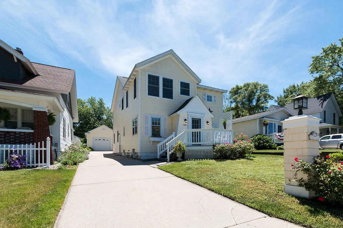 582 Crescent Dr photo 1
