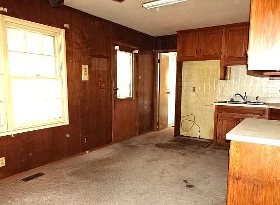 4th image of 9309 Lewis Ave