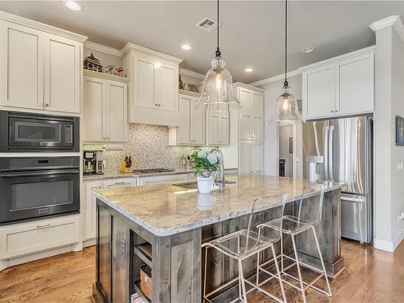 3rd image of 15905 Royal Crest Ln