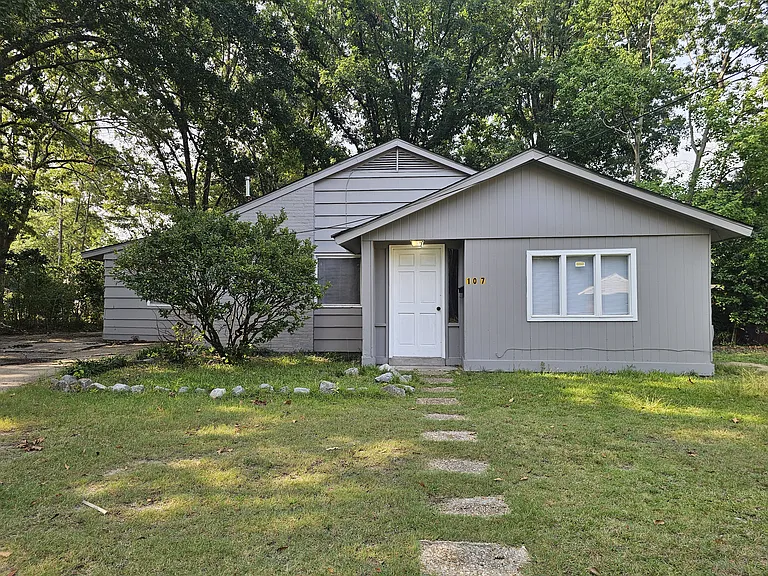 107 Huntley Dr — Photo 1