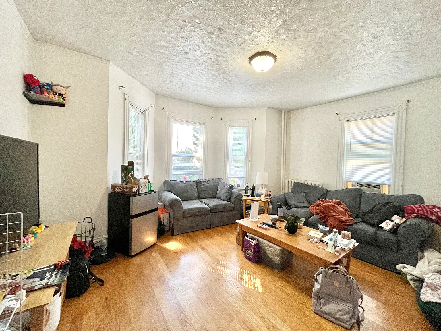 3 bed, 9999 sqft, $4,900 — Photo 1